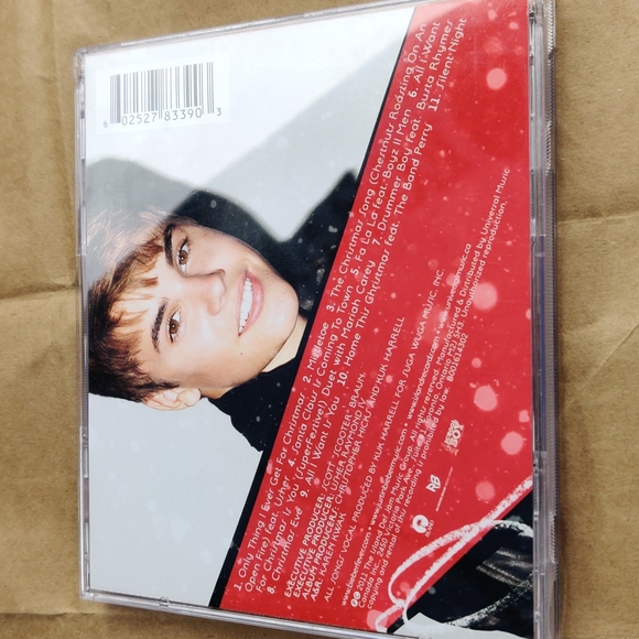 Justin Bieber under the mistletoe - Picture 6 of 6